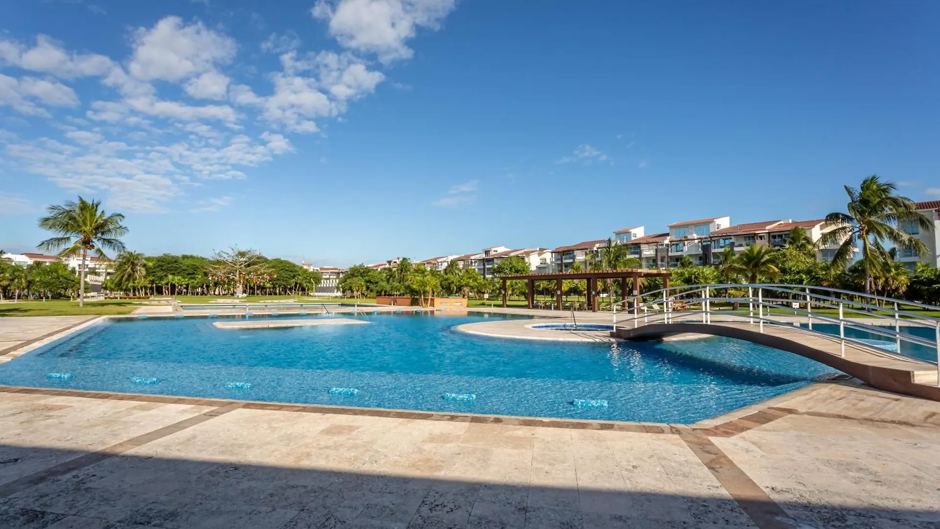 Casa Las Perlas New !! At Mareazul Condo Playa del Carmen Apartment